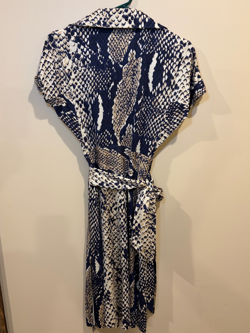 Diane von Furstenberg 100% Silk Snake Print Wrap Dress Size 6 Navy & Ivory - Picture 3 of 7
